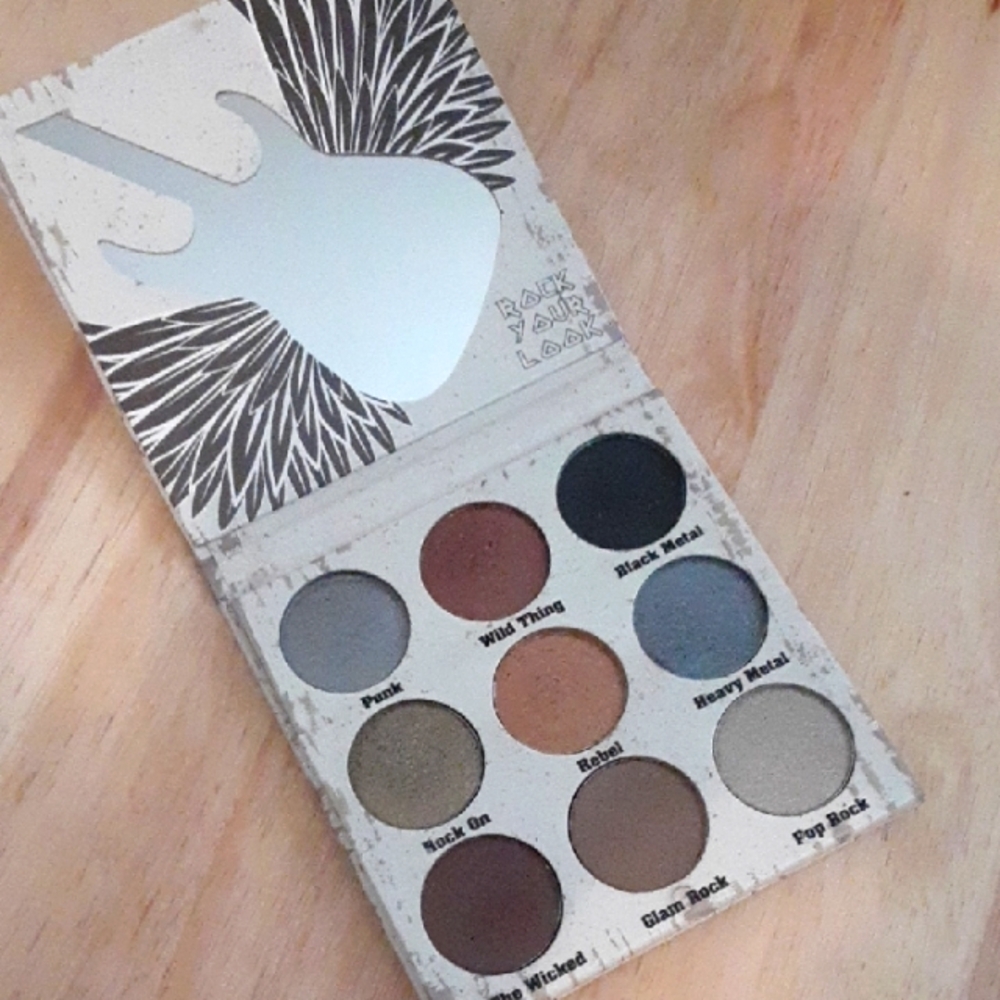 CROWN PRO Glam Metals Eyeshadow Palette